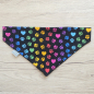 Preview: Halstuch Schwarz mit bunten Pfötchen Regenbogen