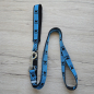 Preview: Leine mit weicher Handschlaufe - Blau /Schwarz mit Pfötchen