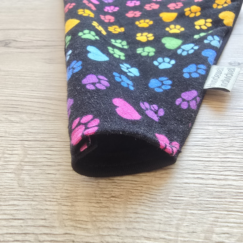 Halstuch Schwarz mit bunten Pfötchen Regenbogen