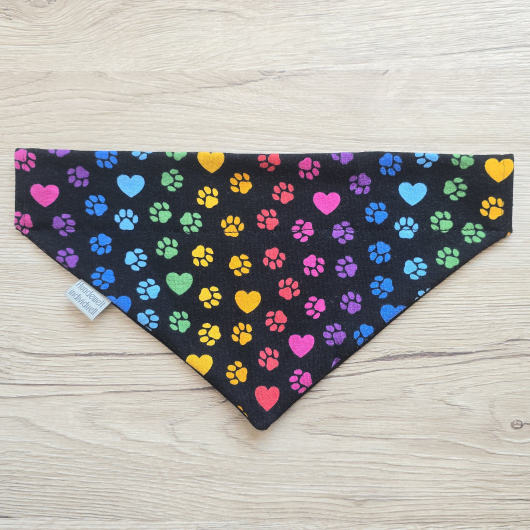 Halstuch Schwarz mit bunten Pfötchen Regenbogen